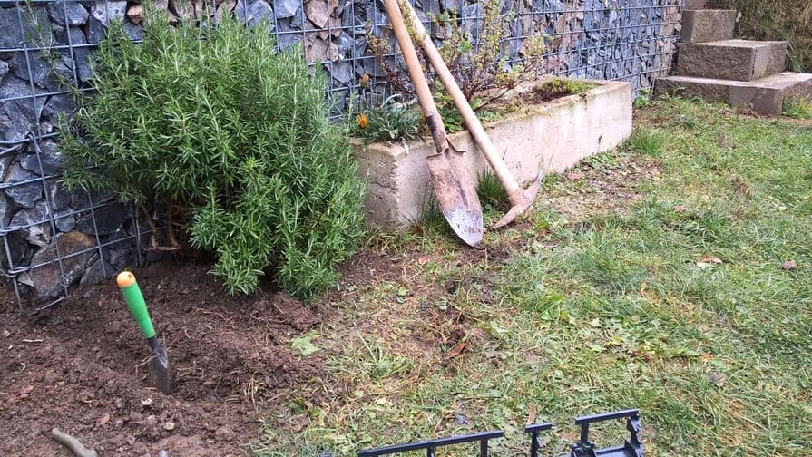 Kladenie obrubníkov – hĺbenie ryhy v pôde